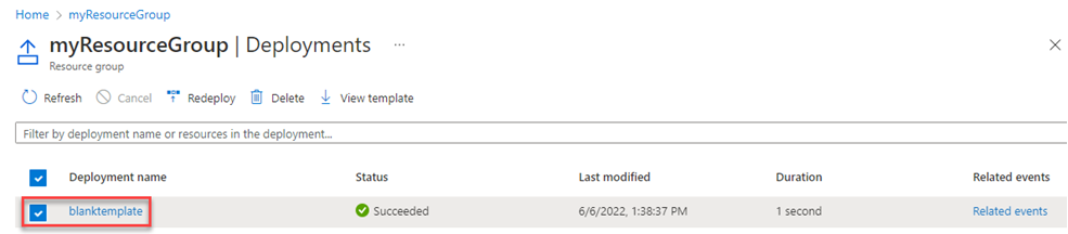 Snímek obrazovky s Azure Portal zobrazující historii nasazení s vybraným nasazením blanktemplate