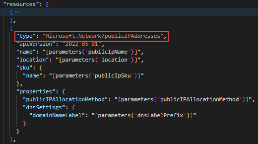 Snímek obrazovky editoru Visual Studio Code znázorňující definici veřejné IP adresy v šabloně ARM