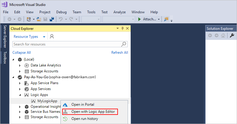 Snímek obrazovky znázorňující Visual Studio a otevření nasazené aplikace logiky z webu Azure Portal