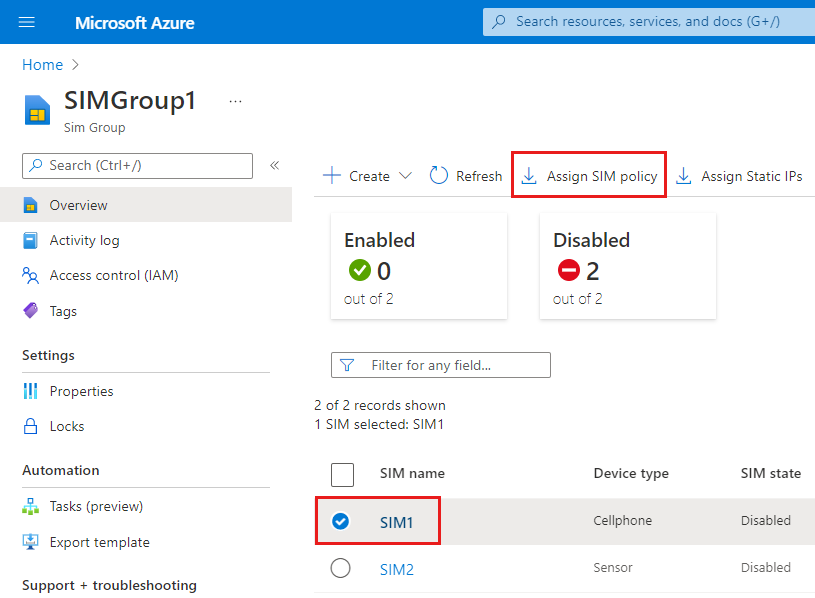 Snímek obrazovky s Azure Portal se seznamem SIM adres Prostředek SIM1 a možnost Přiřadit zásadu SIM karty jsou zvýrazněné.