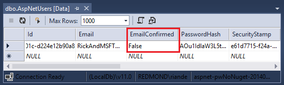Snímek obrazovky znázorňující schéma A S P Net Users Sloupec Potvrzeno e-mailem označený jako False je zvýrazněný.