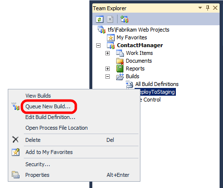 V okně Team Explorer klikněte pravým tlačítkem na definici sestavení a potom klikněte na Queue New Build (Zařadit nové sestavení do fronty).