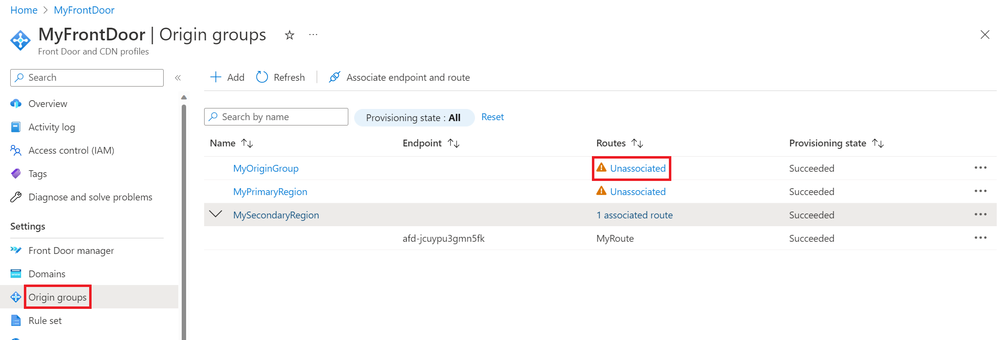 Snímek obrazovky znázorňující přidružení tras ke službě Azure Front Door