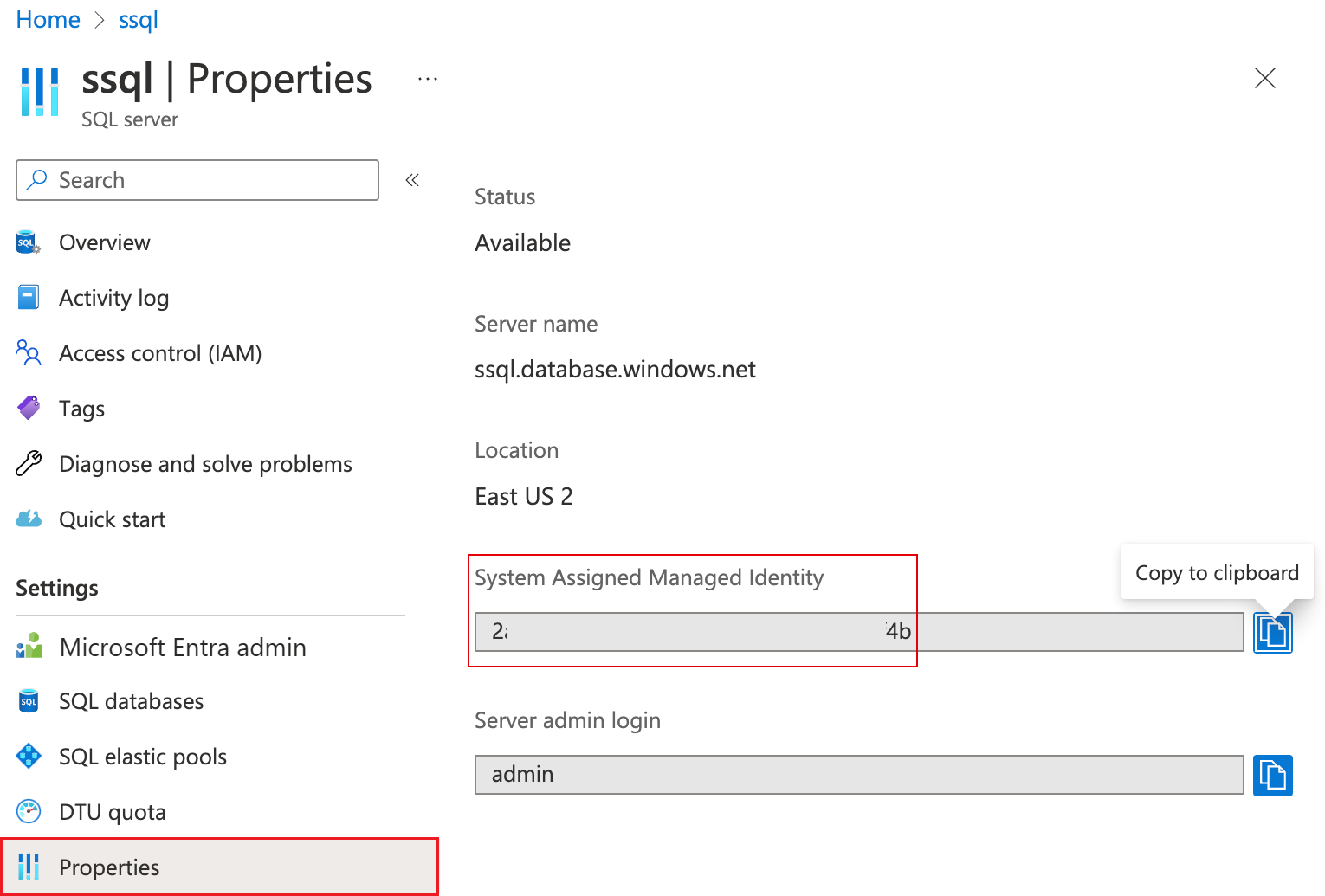 Snímek obrazovky se stránkou webu Azure Portal pro logický server Azure SQL Database V nabídce Vlastnosti je zvýrazněná spravovaná identita přiřazená systémem.