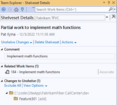 Snímek obrazovky se stránkou Podrobnosti sady odložených položek v Team Exploreru Název sady odložených změn, komentář, pracovní položky a změny jsou viditelné.