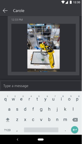 Screenshot zobrazující uložený snímek v textovém chatu mobilní aplikace Dynamics 365 Remote Assist.