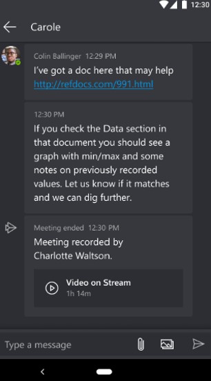 Screenshot mobilní aplikace Dynamics 365 Remote Assist zobrazující záznam schůzky v textovém chatu.