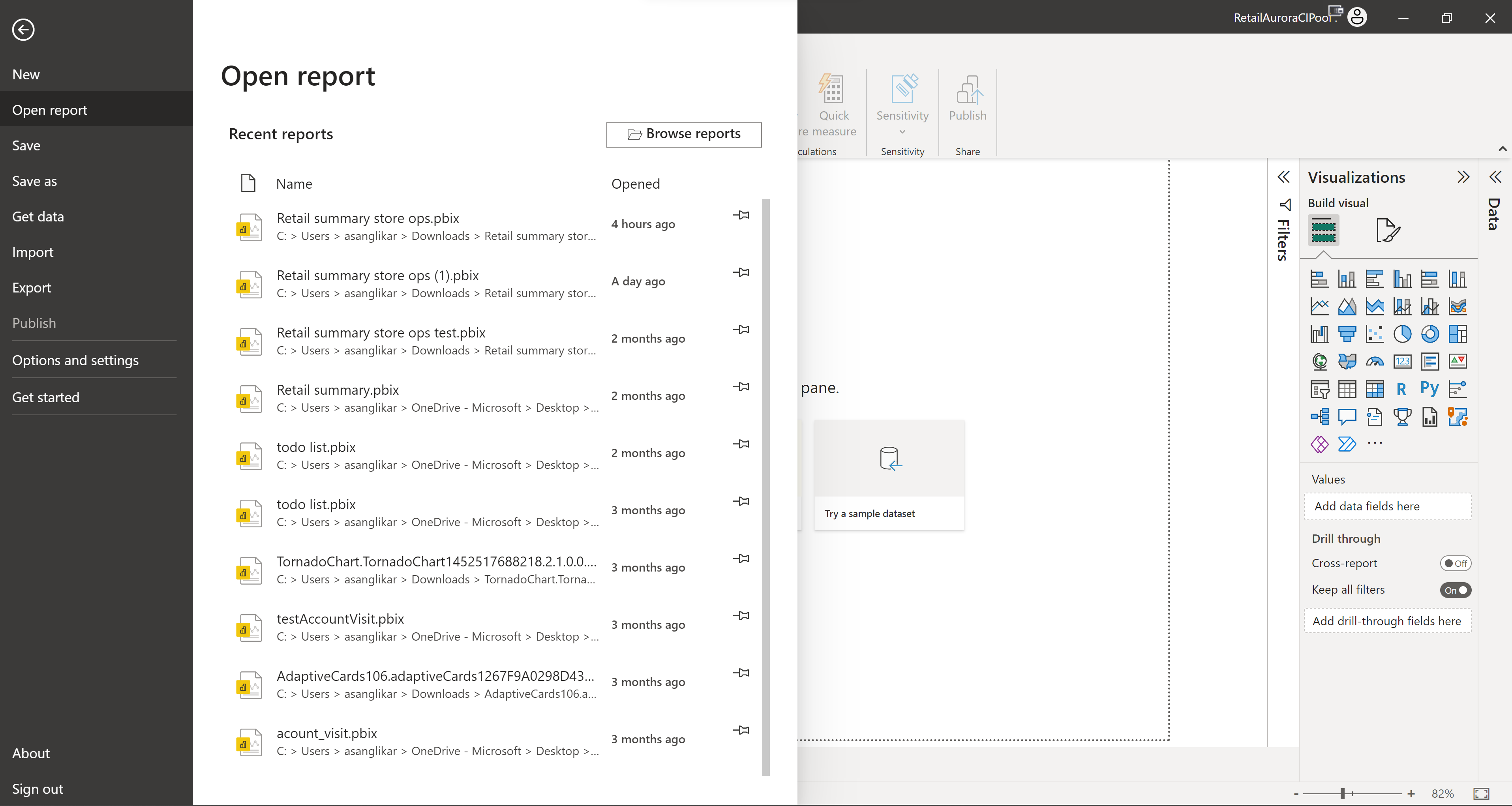 Obrázek ukazuje, jak otevřít sestavu Power BI v počítači.