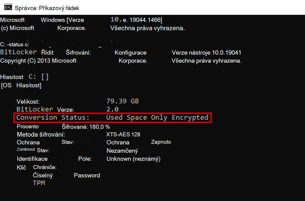Snímek obrazovky s příkazovým řádkem pro správu zobrazující výstup příkazu manage-bde se stavem převodu, který se zobrazuje jako plně šifrovaný