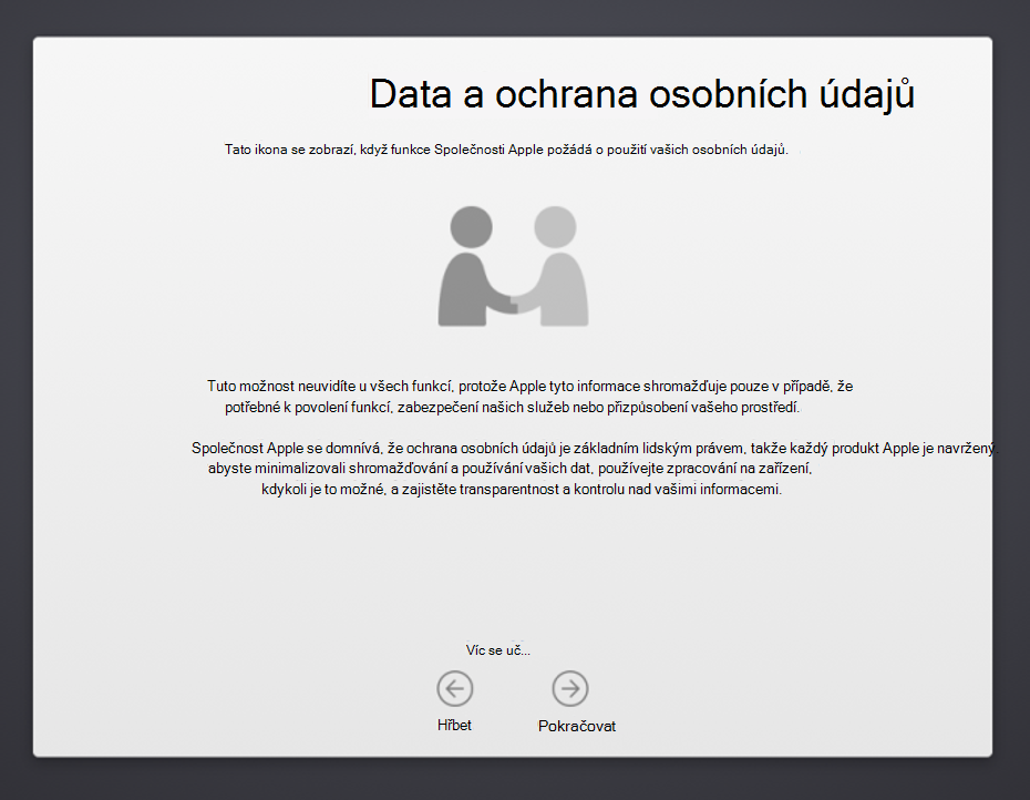 Snímek obrazovky Pomocníka s nastavením zařízení s macOS data & soukromí, na kterém je obrázek dvou lidí, kteří si potřásají rukou a popisují, jak Apple používá osobní údaje. Zobrazuje se také tlačítko Zpět a pokračovat.