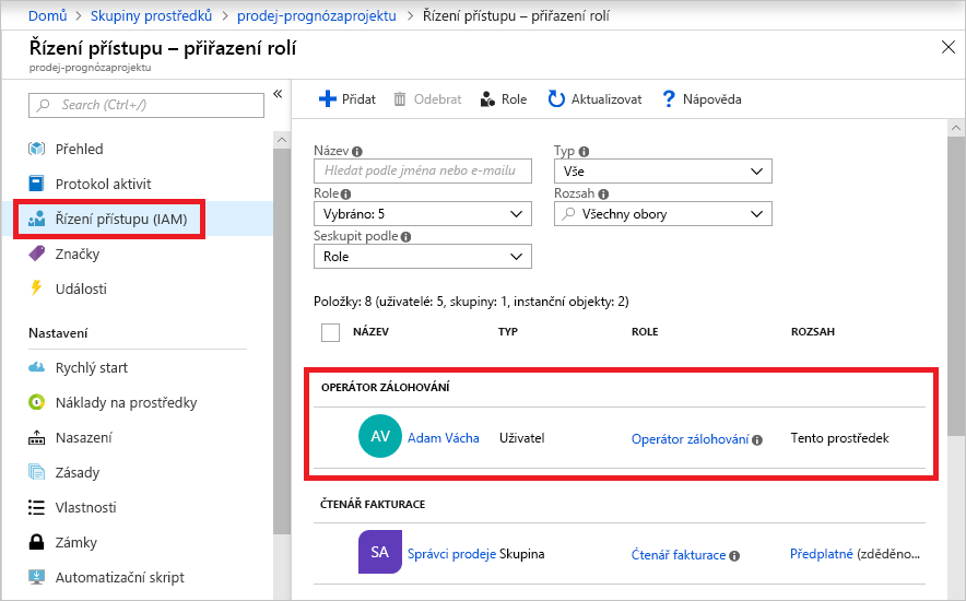 Snímek obrazovky podokna webu Azure Portal Řízení přístupu – přiřazení rolí ukazující role operátora zálohování a čtenáře fakturace přiřazené různým uživatelům