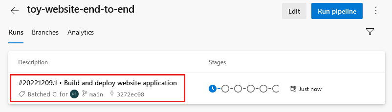 snímek obrazovky Azure DevOps se seznamem spuštění pipelinu. Nejnovější spuštění pipelinu je zvýrazněno.