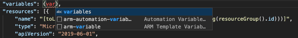 snímek obrazovky editoru Visual Studio Code, který zobrazuje fragmenty kódu pro proměnné šablony Azure Resource Manageru