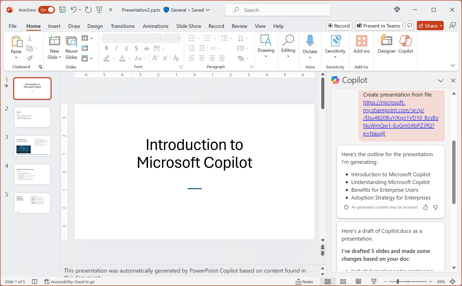 Snímek obrazovky Microsoft Copilotu pro Microsoft 365 s příkladem v PowerPointu