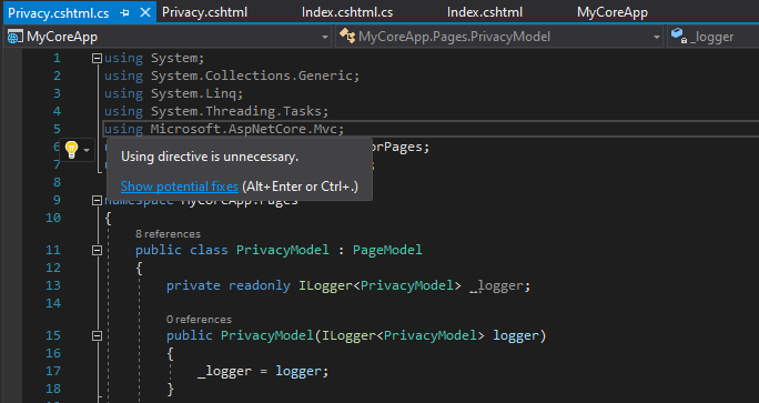 Snímek obrazovky ukazuje soubor Privacy.cshtml v editoru kódu sady Visual Studio se zobrazeným popiskem Rychlé akce pro zašedlou direktivu using.