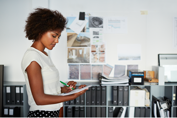 Billede af en generisk virksomhedsperson i en office-indstilling.