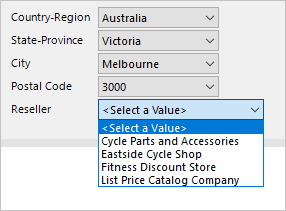 Skærmbillede af parametre for sideinddelte rapporter i Power BI, der viser filter efter relaterede kolonner.