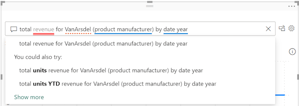 Skærmbillede af spørgsmålsfeltet Spørgsmål med foreslåede ord fra den semantiske model understreget med blå og tilsvarende foreslåede spørgsmål fra Power BI.