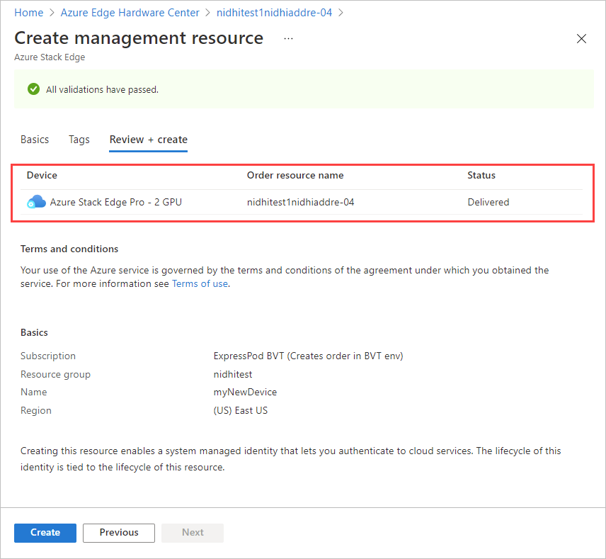 Screenshot: Registerkarte „Überprüfen + erstellen“, wenn eine Azure Stack Edge-Verwaltungsressource für einen Bestellartikel in Azure Edge Hardware Center erstellt wird. Informationen zur Gerätebestellung sind hervorgehoben.