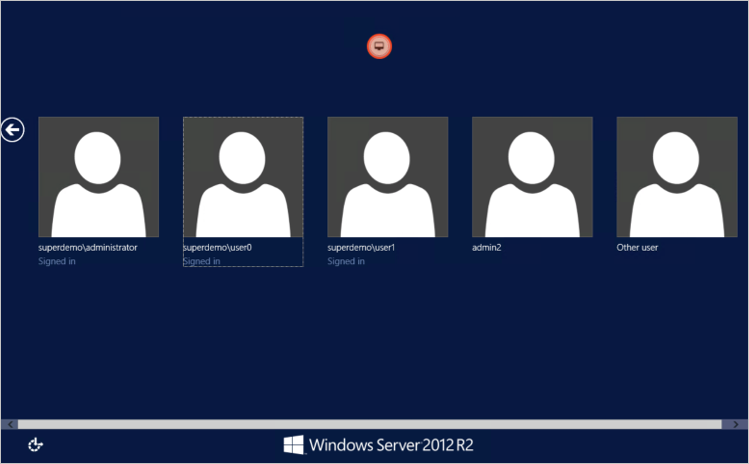  Screenshot des Windows Server 2012 RS-Bildschirms mit allgemeinen Benutzersymbolen. Die Symbole für Administrator, Benutzer0 und Benutzer1 zeigen an, dass sie angemeldet sind.