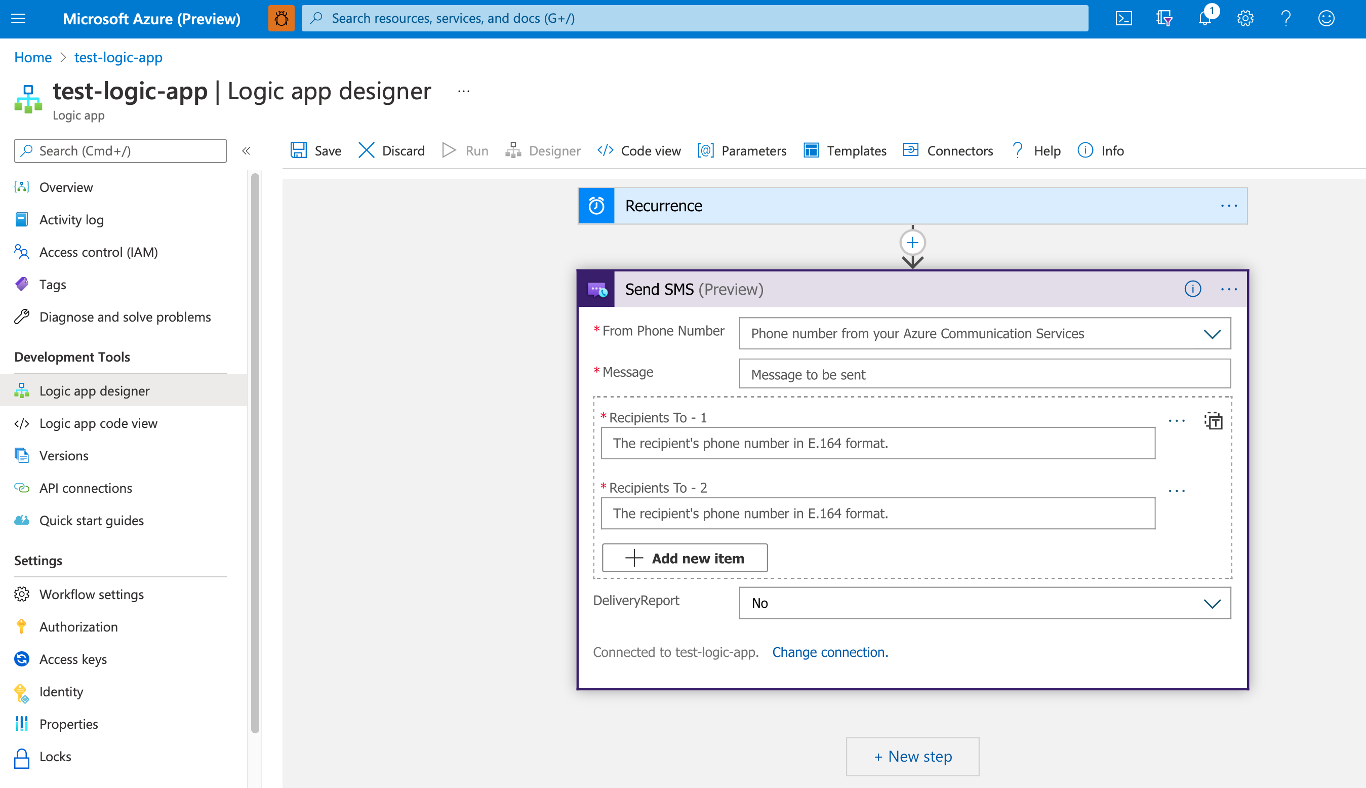 Der Screenshot zeigt das Azure-Portal, das für den Logic App Designer geöffnet ist, und zeigt ein Logik-App-Beispiel, das die Aktion „SMS senden“ für den Azure Communication Services-Connector verwendet.