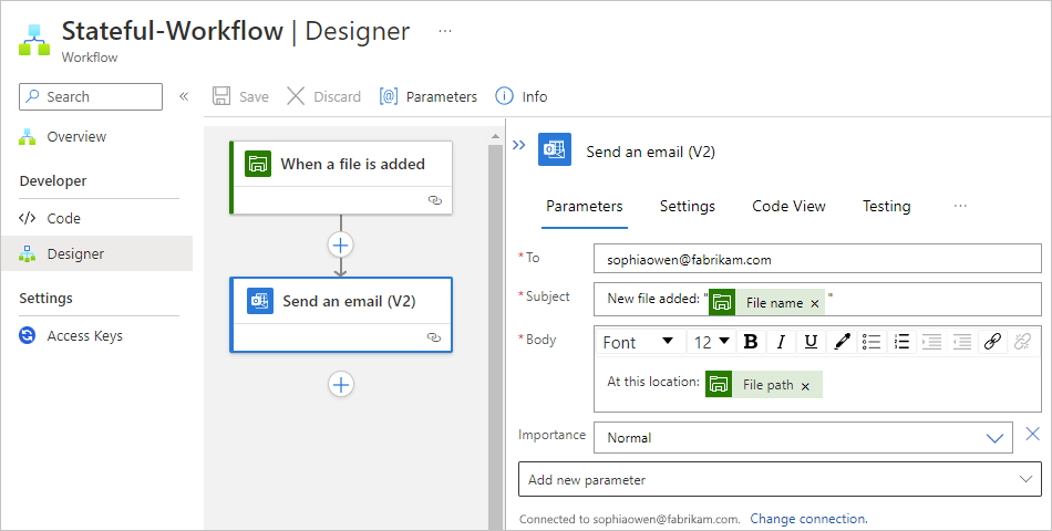 Screenshot des Standard-Workflow-Designers, des verwalteten Connectors „Wenn eine Datei hinzugefügt wird“ und der Aktion „Eine E-Mail senden“