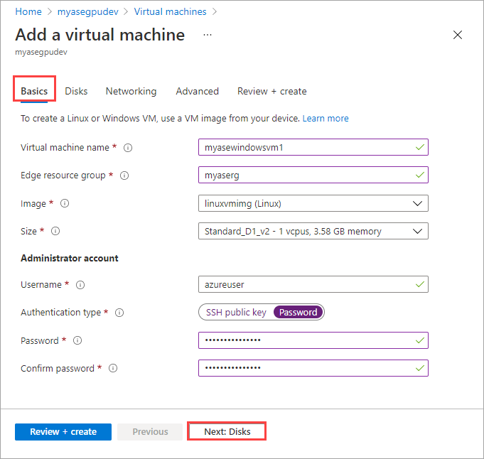 Screenshot: Registerkarte „Grundlagen“ im Assistenten zum Hinzufügen virtueller Computer für Azure Stack Edge. Die Registerkarte „Grundlagen“ und die Schaltfläche „Weiter: Datenträger“ sind hervorgehoben.