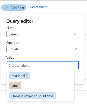 Screenshot, der den Abfrage-Editor, der zum Anwenden von Filtern verwendet wird, und den Beschriftungsfilter mit möglichen Bezeichnungswerten in einer Dropdownliste zeigt.