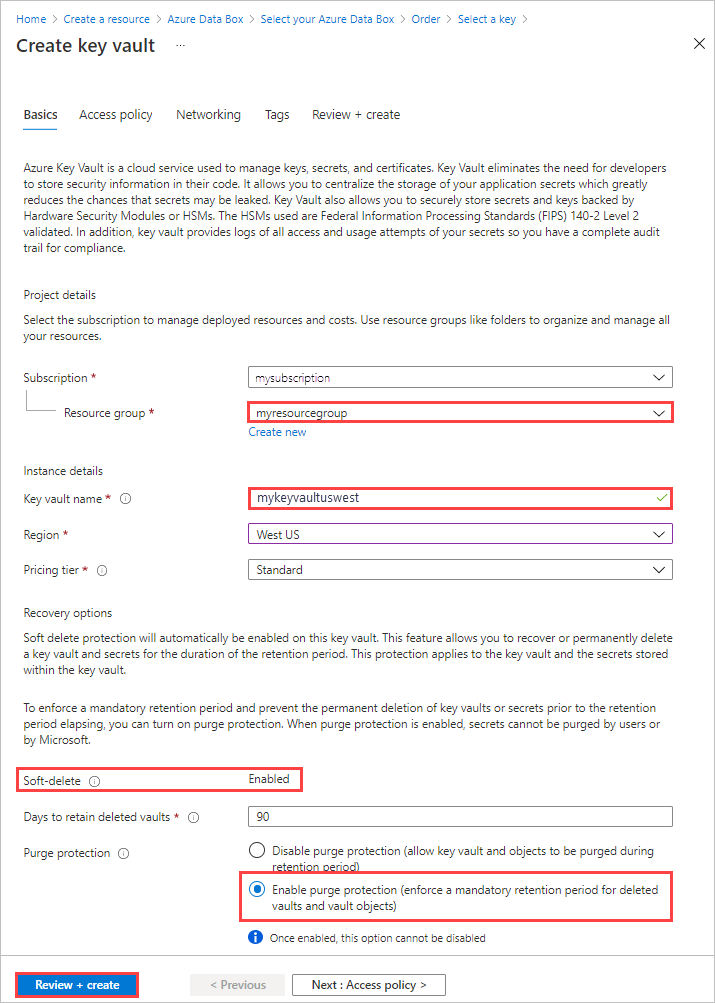 Screenshot: Bildschirm „Schlüsseltresor erstellen“ für eine Data Box-Bestellung. Ressourcengruppe und Name des Schlüsseltresors sind hervorgehoben. Vorläufiges Löschen und Löschschutz sind aktiviert.