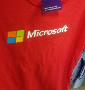 Ein Bild eines roten T-Shirts mit Microsoft-Schriftzug und -Logo.