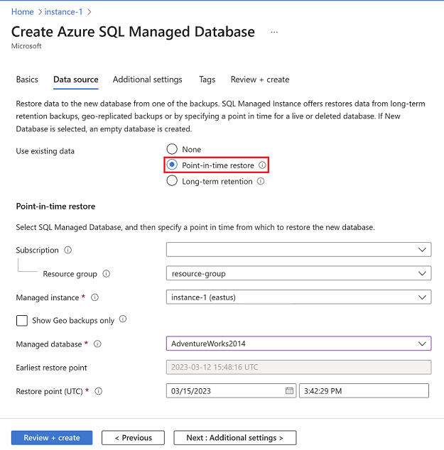 Screenshot des Azure-Portals, der die Registerkarte „Datenquelle“ auf der Seite „Azure SQL verwaltete Datenbank erstellen“ mit ausgewählter zeitpunktbezogener Wiederherstellung zeigt.