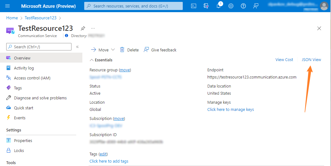 Screenshot, der zeigt, wie Sie eine Übersicht über eine Azure Communication Services-Ressource zu einer JSON-Ansicht wechseln.