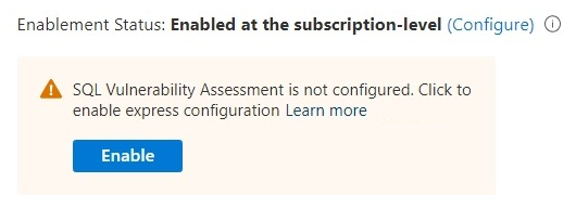 Screenshot: Hinweis zum Aktivieren der Expresskonfiguration der Sicherheitsrisikobewertung in den Defender for Cloud-Einstellungen für eine SQL Server-Instanz.