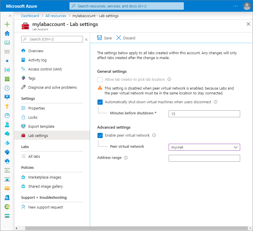 Screenshot: Seite mit den Lab-Einstellungen für ein Labkonto im Azure-Portal mit hervorgehobener Option zum Aktivieren eines virtuellen Peernetzwerks.