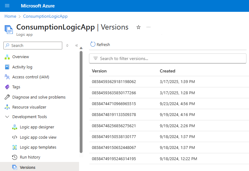 Screenshot des Azure-Portals und des Anwendungslogik-App-Menüs „Verbrauch“ mit ausgewählter Version und Liste der vorherigen Logik-App-Versionen.