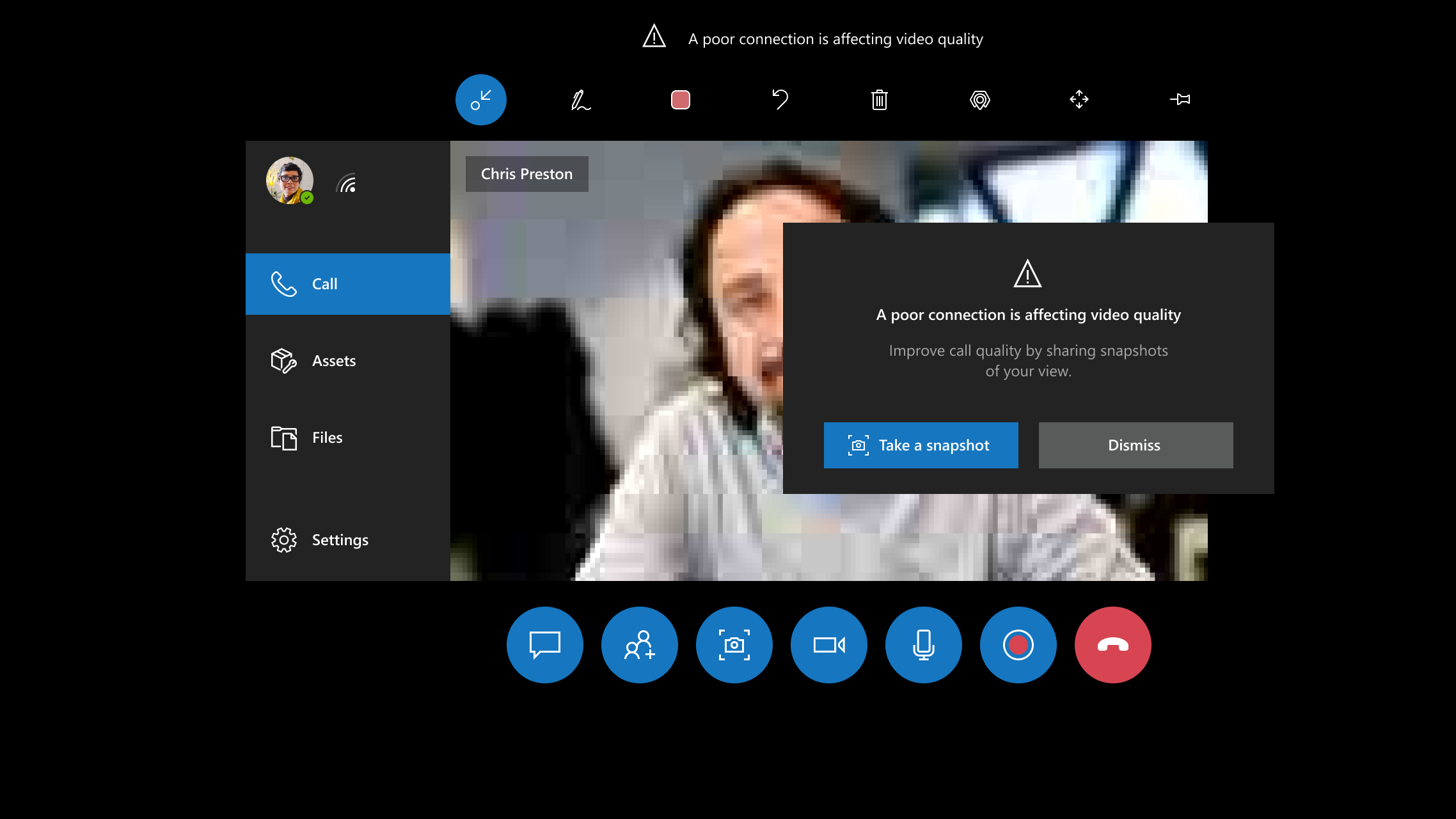 Screenshot von Dynamics 365 Remote Assist auf HoloLens mit einem aufgrund der schlechten Netzwerkverbindung qualitativ schlechten Bild im Chatfenster.