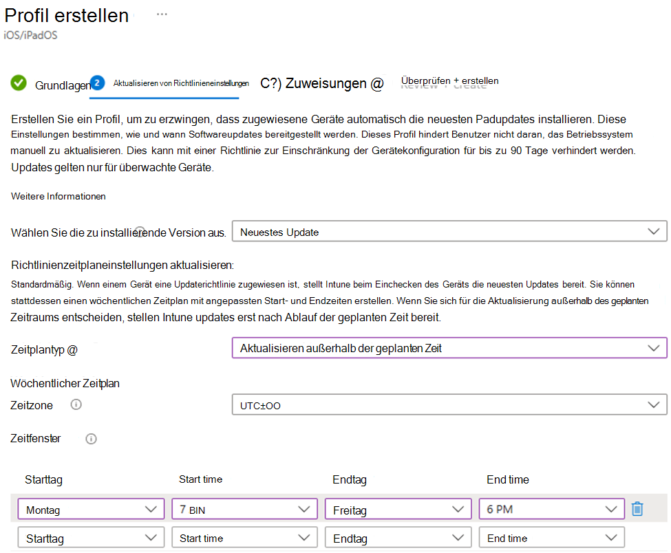 Screenshot, der die Installation der neuesten Version und der Einstellungen für Softwareupdates außerhalb der geplanten Zeit für iOS-/iPadOS-Geräte im Microsoft Intune Admin Center zeigt.