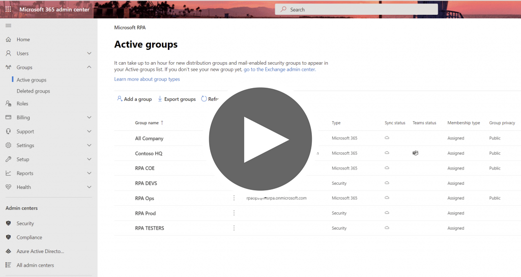 Folie aus dem Video „Empower, entdecken und planen“ mit einem Screenshot des M365 Admin Center, der den Bereich „Aktive Gruppen“ zeigt