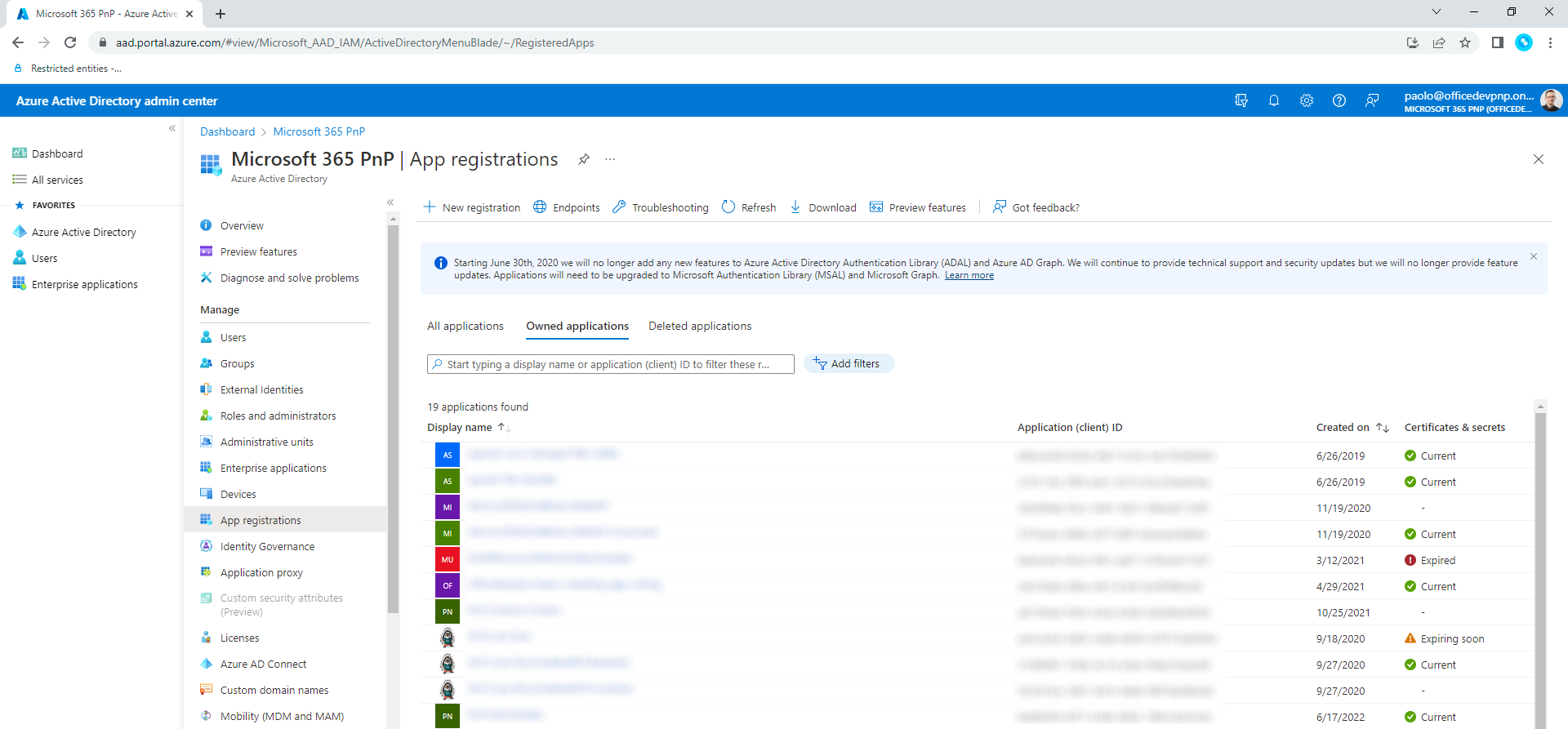 Das Azure AD-Blatt mit dem abschnitt App-Registrierungen. Es gibt eine Liste der registrierten Anwendungen, und Sie können neue Anwendungen hinzufügen, indem Sie auf die Schaltfläche Neue Registrierung klicken.