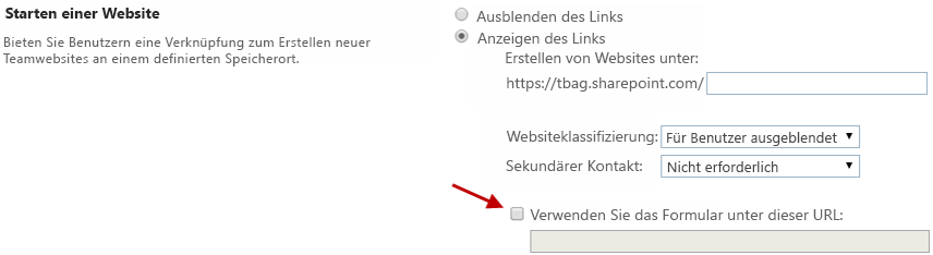 Auf dieser Seite zeigt ein Pfeil auf das Kontrollkästchen mit der Bezeichnung Formular an dieser URL verwenden, das nicht aktiviert ist. Anderer Text und Andere Steuerelemente auf dieser Seite: Geben Sie Benutzern eine Verknüpfung zum Erstellen neuer Teamwebsites an einem definierten Speicherort. Optionsfeld Link ausblenden ist nicht ausgewählt, Optionsfeld Link anzeigen ist ausgewählt. Das Websiteklassifizierungsfeld ist für Benutzer ausgeblendet. Das Feld 