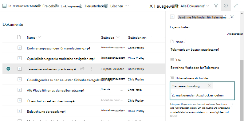 Liste der Dateien in einer Dokumentbibliothek, wobei der Detailbereich für eine der Dateien geöffnet ist und das Feld Enterprise Keywords mit dem Schlüsselwort (keyword) 