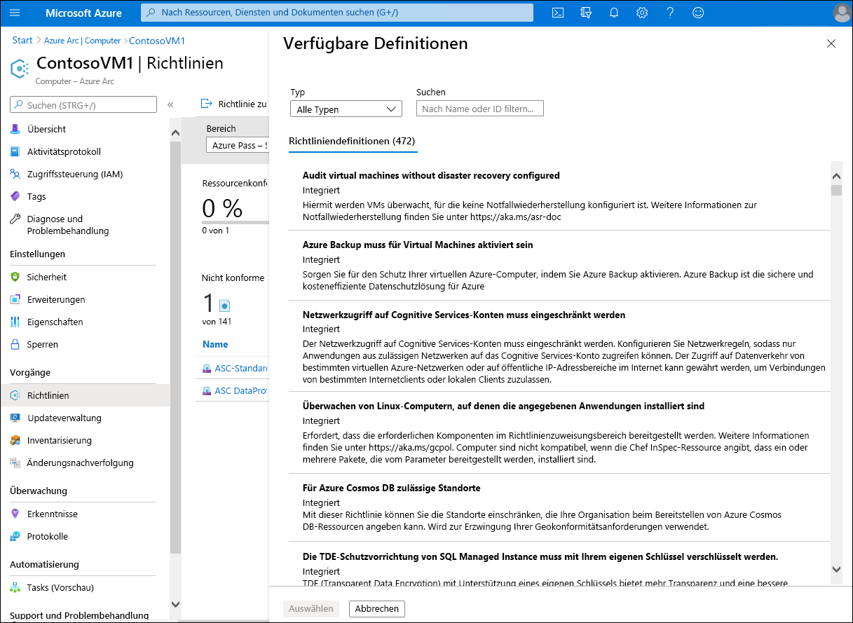 Screenshot mit de Seite „Richtlinie zuweisen“ im Azure-Portal. Der Administrator wählt in einer Liste verfügbarer Richtlinien aus.