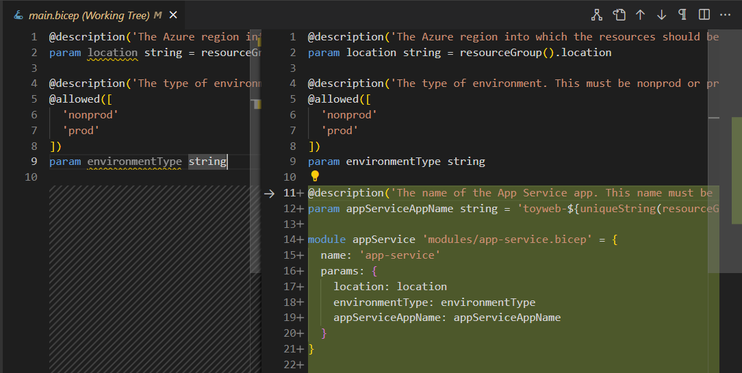 Screenshot von Visual Studio Code mit angezeigten Unterschieden zwischen der aktuellen Datei „main.bicep“ und der geänderten Version.