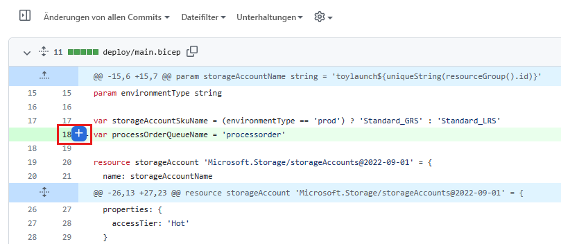 Screenshot von GitHub: Änderungen an der Datei „main.bicep“. Die Maus zeigt auf Zeile 18, und die Schaltfläche zum Hinzufügen von Kommentaren ist hervorgehoben.