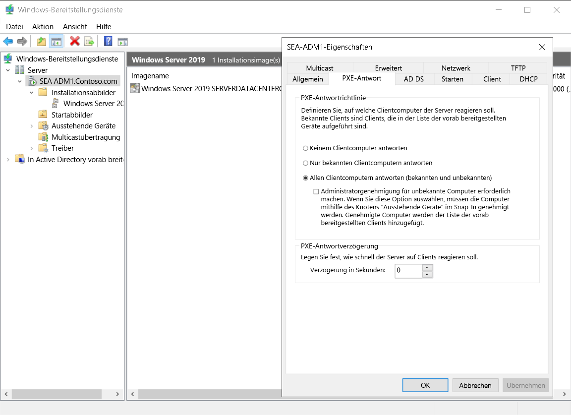 Screenshot: Konsole der Windows-Bereitstellungsdienste mit dem Dialogfeld „SEA-ADM1-Eigenschaften“ darüber. Der Administrator hat die Registerkarte „PXE-Antwort“ ausgewählt und „Auf alle Clientcomputer (bekannte und unbekannte) antworten“ ausgewählt.