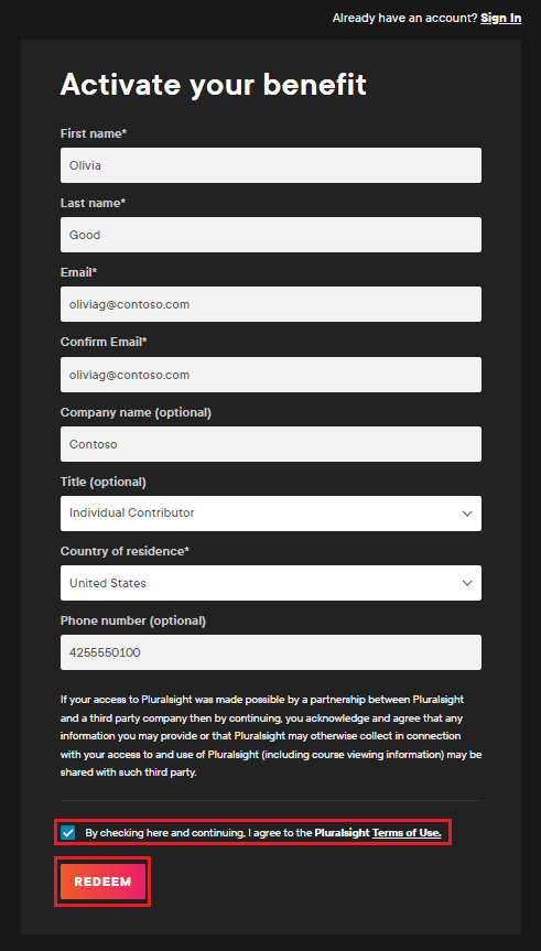 Screenshot des Pluralsight-Registrierungsformulars mit aktiviertem Kontrollkästchen für die Nutzungsbedingungen und hervorgehobener Schaltfläche „Redeem“.
