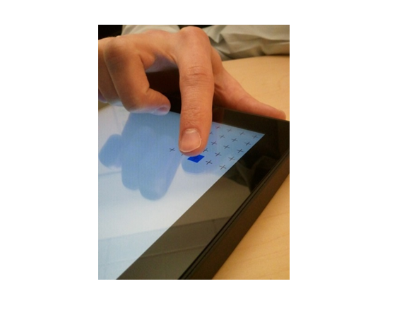 Das Bild zeigt einen Finger in einer natürlichen Tippposition während des Touch-UX-Tests für ein Windows-Touchscreen-Gerät.