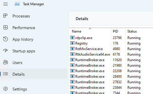 Screenshot des Task-Managers in Windows 11 mit nach Benutzernamen sortierten Prozessnummern