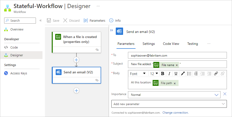 Captura de pantalla que muestra el diseñador de flujos de trabajo estándar, el activador del conector administrado denominado Cuando se crea un archivo y la acción denominada Enviar un correo electrónico.