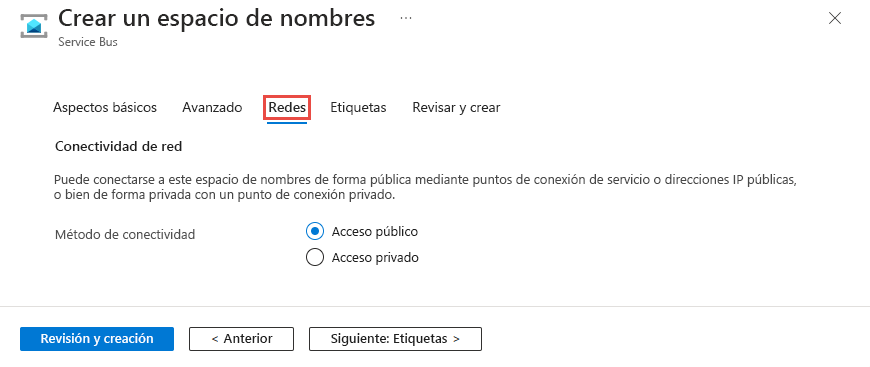Captura de pantalla que muestra la página Redes del asistente Crear espacio de nombres con la opción Acceso público seleccionada.